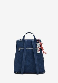 Dunkelblauer Rucksack aus strukturiertem Material, ausgestattet mit einer vorderen Reißverschlusstasche, doppelten Schulterriemen und einem dekorativen Schlüsselanhänger.