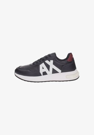 Zapatillas de cuero marino con logotipo blanco, con puntera redonda, diseño con cordones y suela de goma blanca con un acento en burdeos en el talón.