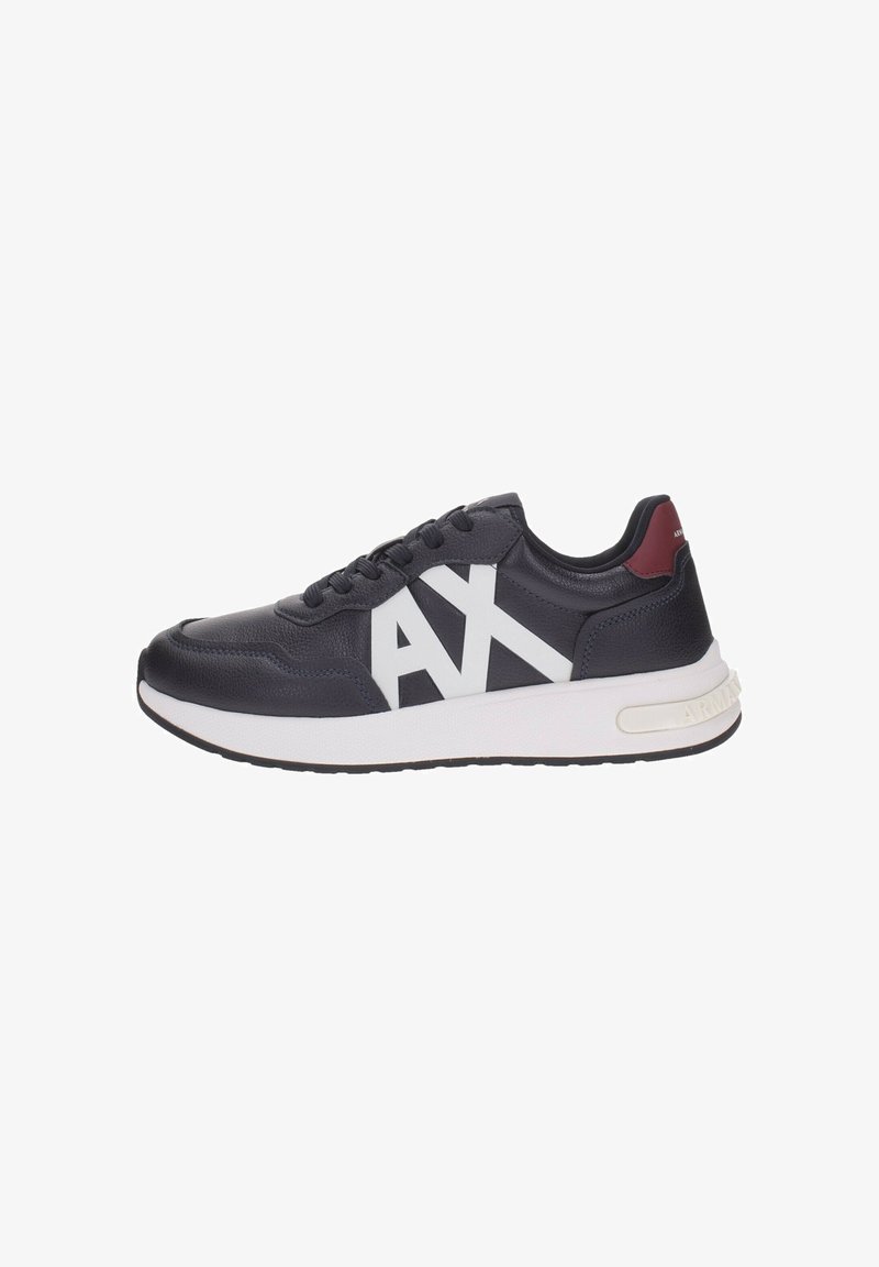 Sneaker in pelle blu scuro con logo bianco, caratterizzato da una punta rotonda, chiusura con lacci e suola in gomma bianca con un accento bordeaux sul tallone.