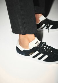 Next WITH RAW HEM - Džinsi ar taisnām starām - washed black