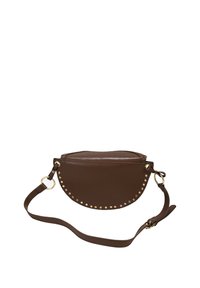 Bolso de piel marrón con forma de media luna, detalles de tachuelas doradas a lo largo del borde, y una correa desmontable con un acento de herrajes metálicos.