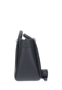 Borsa in pelle nera con texture, di forma triangolare, manico superiore e accessori in metallo. Presenta un logo su un lato.