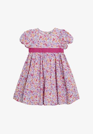 Abito con motivo floreale, maniche a palloncino corte, cintura rosa e gonna svasata. I colori includono viola, rosa, arancione e bianco.