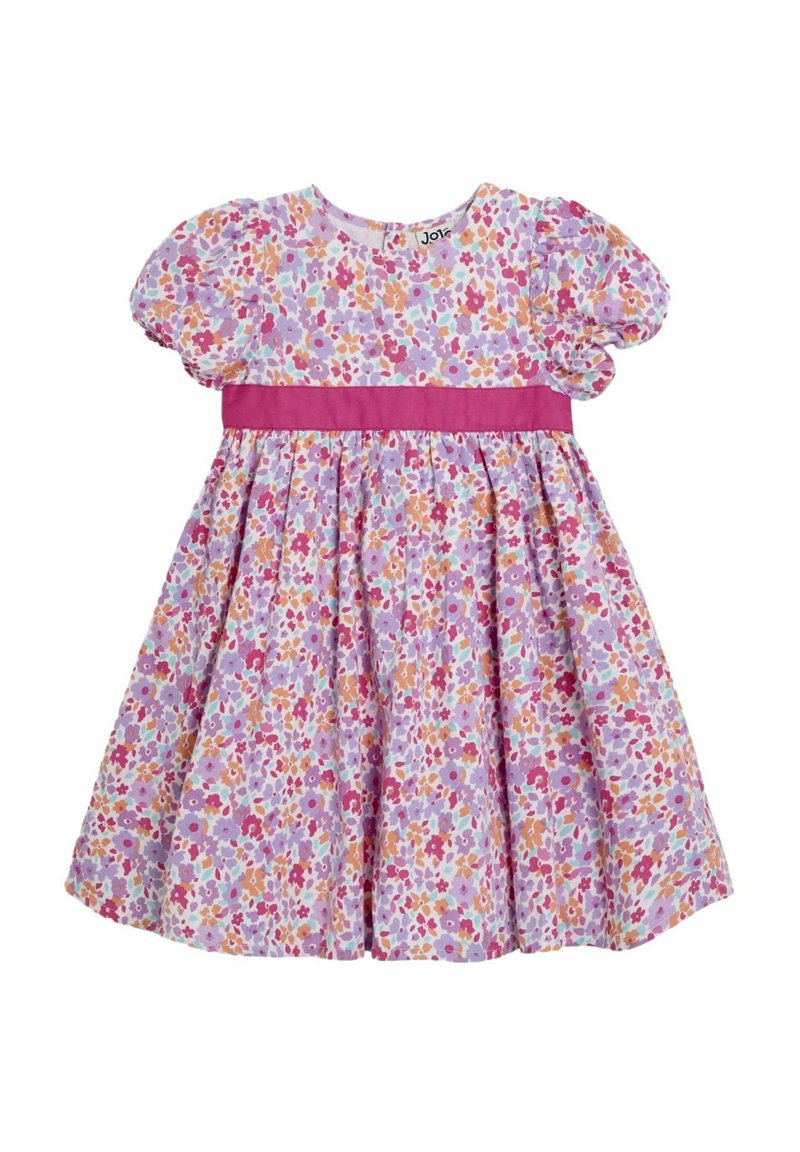 Bloempatroon jurk met korte pofmouwen, een roze tailleband en een uitlopende rok. Kleuren zijn paars, roze, oranje en wit.