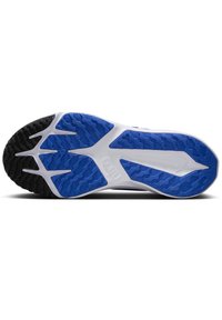 Schuhsohle mit einem wellenförmigen blauen Muster und schwarzen Gummibezügen. Hergestellt aus strukturierten Materialien, mit definierten Profilen und einem weißen Rand.