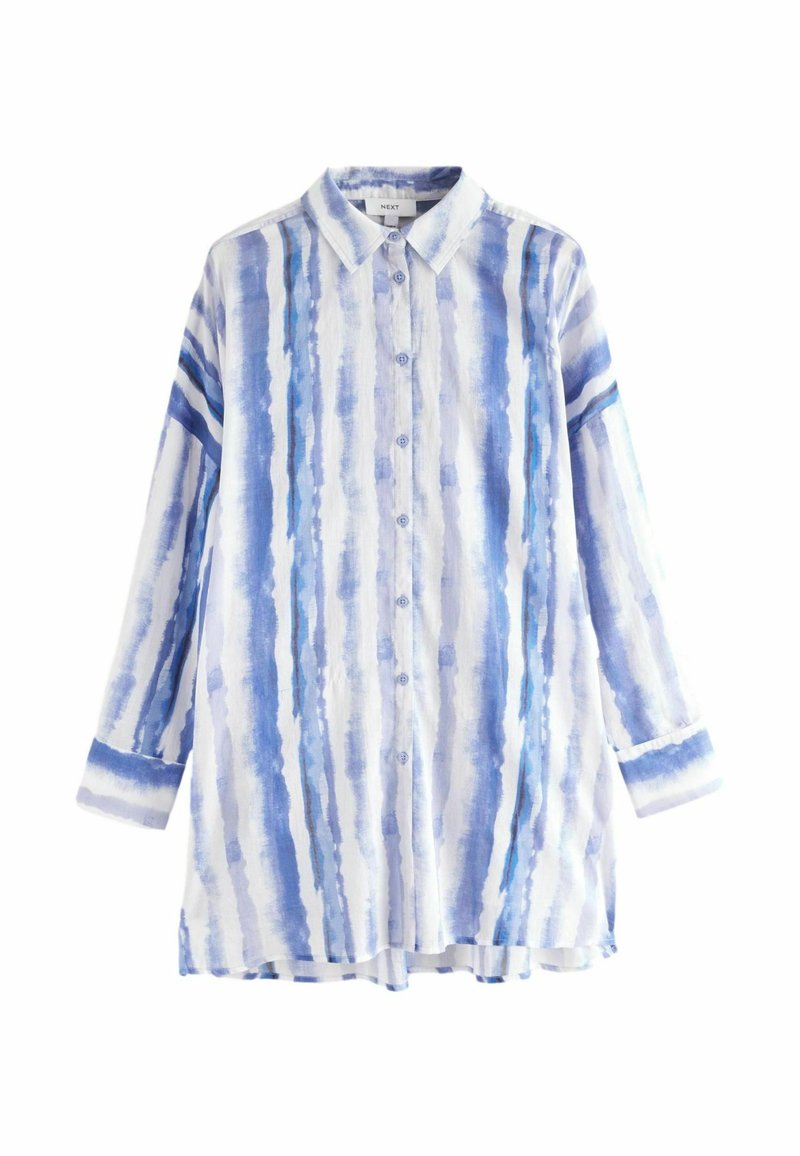 Camicia leggera a maniche lunghe bianca con strisce verticali blu ad acquerello, dotata di apertura con bottoni, colletto e maniche con polsini.