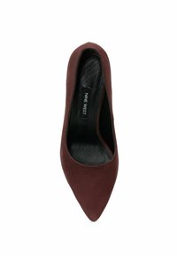 Zapato de tacón alto de ante burdeos con punta afilada y textura suave. El interior presenta un forro negro con el logo "NINE WEST" visible.