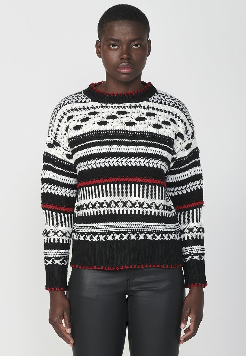 Strickpullover mit schwarzen, weißen und roten Streifen. Verfügt über einen Rundhalsausschnitt, lange Ärmel und dekorative Muster in kontrastierenden Farben.