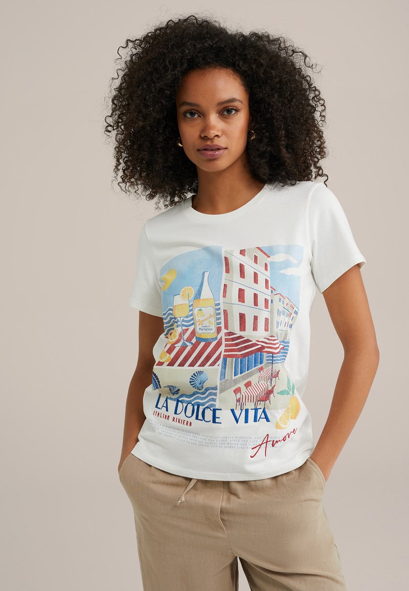 Witte katoenen t-shirt met een kleurrijke grafische print van Italiaanse kustcafés, met rode en blauwe accenten en een ronde halslijn.