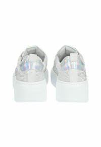Hvide sneakers med perforeret design, holografiske detaljer på hælen og en tyk hvid sål; lavet af syntetisk materiale for holdbarhed.