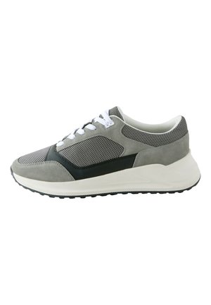 Grijze en zwarte sneaker met witte veters, bovenwerk van mesh en suède, en dikke witte zool, getoond vanaf de buitenkant op een witte achtergrond.