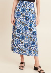 Gonna midi con motivo floreale in bianco con accenti blu e neri. Presenta una vita aderente e una silhouette fluida.