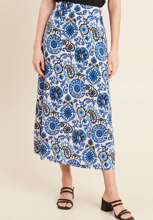 Midi-jurk met bloemenpatroon in wit met blauwe en zwarte accenten. Heeft een aansluitende tailleband en een vloeiende silhouet.