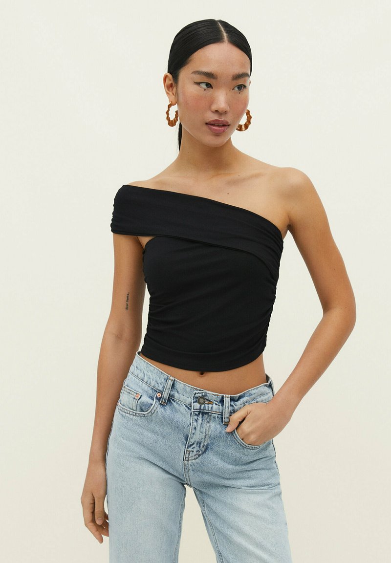 Stradivarius ASYMMETRIC OFFTHESHOULDER Print Tshirt metallic