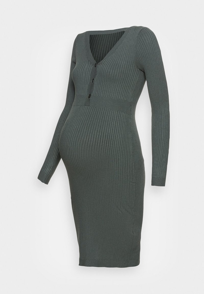 Robe de maternité en maille côtelée gris foncé, manches longues, col en V et trois boutons sur le devant, cintrée pour s'adapter à un ventre de femme enceinte.