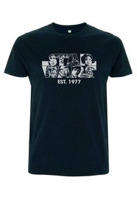 Camiseta de algodón negra con un estampado gráfico blanco de "Star Wars" con imágenes de personajes y "EST. 1977" debajo. Diseño clásico de cuello redondo.