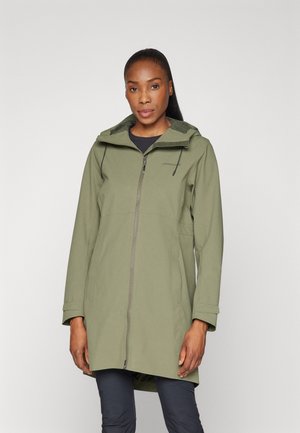 Veste imperméable vert olive avec zip, capuche ajustable et manches retroussables. Dispose de deux poches latérales et d'un ourlet ondulé.