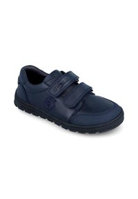 Zapatos de cuero azul marino con dos correas de velcro, punta redonda, superficie texturizada y suela de goma con detalles de agarre.