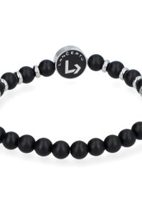 Czarna bransoletka z koralików, składająca się z matowych czarnych koralików, srebrzystych akcentów oraz okrągłego emblemu z nazwą marki "LANCERTO."