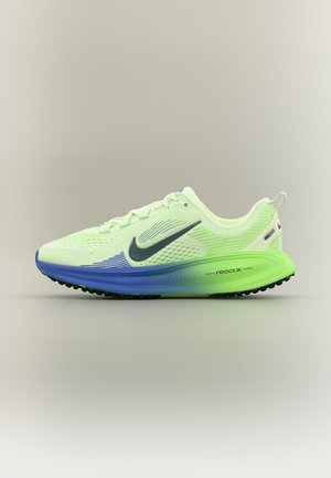 Zapatilla de running Nike de color verde claro con el logo Swoosh en negro, parte superior de malla transpirable y suela de espuma React con degradado de azul a verde.