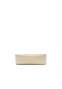 Beige nahka laukku, jossa on sileä pinta, suorakaiteen muotoinen ja minimalistinen muotoilu. Ei näkyviä metalliosia tai koristeita.