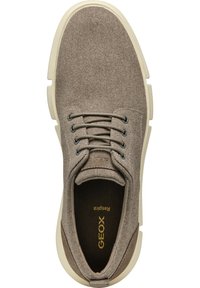 Scarpa in tela marrone con dettagli grigi, chiusura con lacci e suola in gomma. Presenta una superficie liscia e un marchio interno.