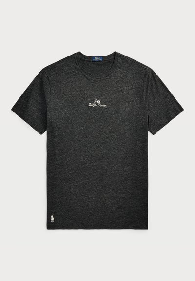 Μαύρη βαμβακερή μπλούζα κοντό μανίκι, με στρογγυλή λαιμόκοψη, που διαθέτει λευκό κεντημένο λογότυπο "Polo Ralph Lauren" στο στήθος και λογότυπο αλόγου στο στρίφωμα.