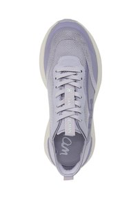 Scarpa da ginnastica viola chiaro con tomaia in rete, chiusura con lacci, linguetta imbottita e dettagli del logo. Presenta una suola testurizzata per aderenza e supporto.