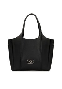 Černá kožená tote taška s hladkým povrchem, zakřiveným vrchem a dvěma bočními kapsami. Na přední části se nachází kovový akcent s logem.