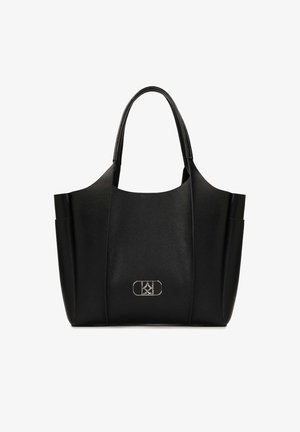 Czarna skórzana torba typu tote o gładkiej fakturze, z zaokrąglonym szczytem i dwoma bocznymi kieszeniami. Posiada metalowy akcent z logo na przednim panelu.