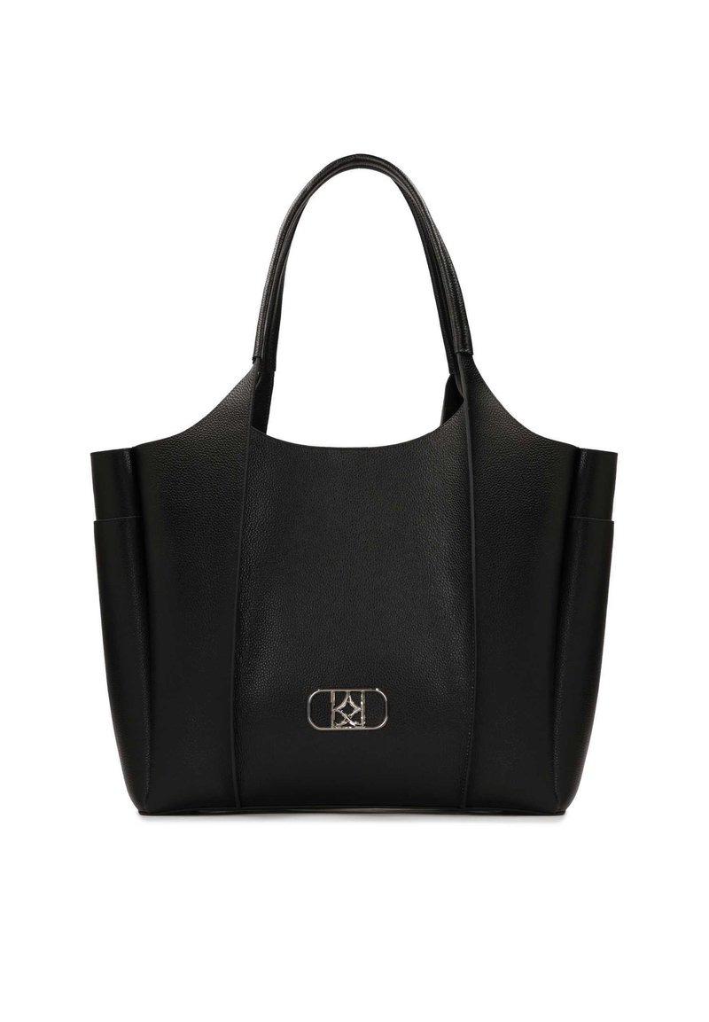 Černá kožená tote taška s hladkým povrchem, zakřiveným vrchem a dvěma bočními kapsami. Na přední části se nachází kovový akcent s logem.
