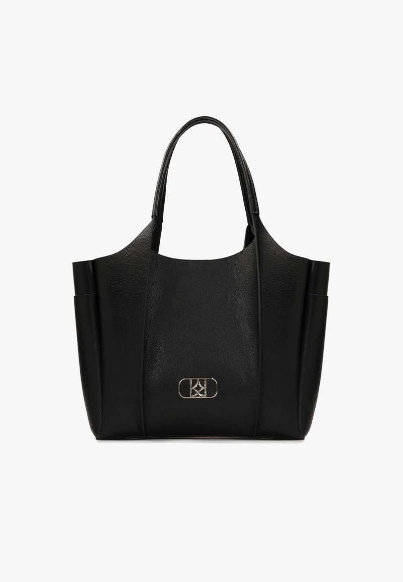 Černá kožená tote taška s hladkým povrchem, zakřiveným vrchem a dvěma bočními kapsami. Na přední části se nachází kovový akcent s logem.