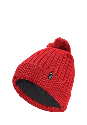 Rode gebreide wintermuts met pompon, zwarte fleece voering en een klein Jack Wolfskin-logo label op de boord.