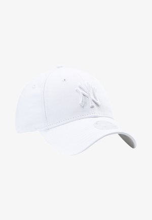 Hvit baseballcap laget av bomull, med et hevet brodert NY-logo, buet brem, seks-paneldesign og ventilasjonsøyne.