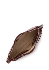 Bordeaux lederen tas met zilverkleurige hardware, met een ruime binnenkant en twee compartimenten. Gladde textuur met een ritssluiting.