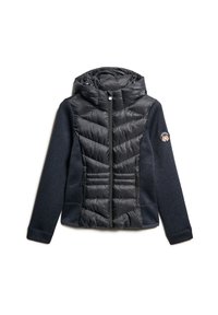 Chaqueta con capucha que tiene un frente acolchado negro y mangas texturizadas de color azul oscuro. Cuenta con bolsillos con cremallera y un logo en el brazo izquierdo.
