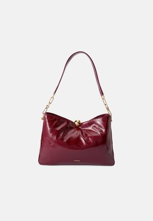 Bordeaux leren handtas met een zachte, geplooide ontwerpelement, gouden hardware en een enkele schouderriem. Het heeft een ronde bovenkant met een sluitclip.