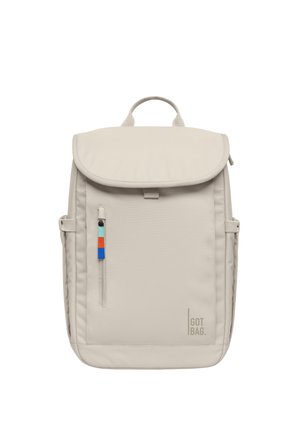Zaino rettangolare beige con patta superiore, tasca frontale verticale con cerniera dotata di tiralampo multicolore, cinturini laterali e logo "GOT BAG." in basso a destra.