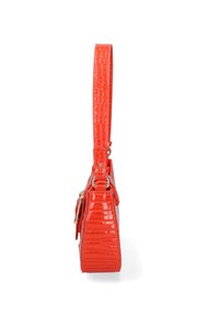 Borsa a tracolla rossa con motivo coccodrillo e finitura testurizzata, caratterizzata da una maniglia robusta e dettagli in oro, che mette in risalto una silhouette strutturata.