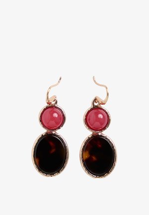 Kolczyki wiszące w złotym odcieniu, z dużymi owalnymi ciemnobrązowymi kamieniami i mniejszymi, okrągłymi, różowymi akcentami, otoczone teksturowaną metalową ramką i z zapięciem na haczyk.