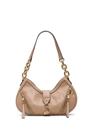 Sac à main en cuir beige avec ferrures dorées, design incurvé, deux poches zippées et bandoulière chaîne. Texture lisse et coutures détaillées.