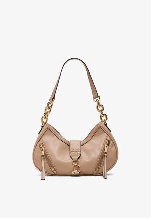 Bolso de mano de cuero beige con herrajes dorados, diseño curvado, dos bolsillos con cremallera y una correa de cadena. Textura suave y costuras detalladas.