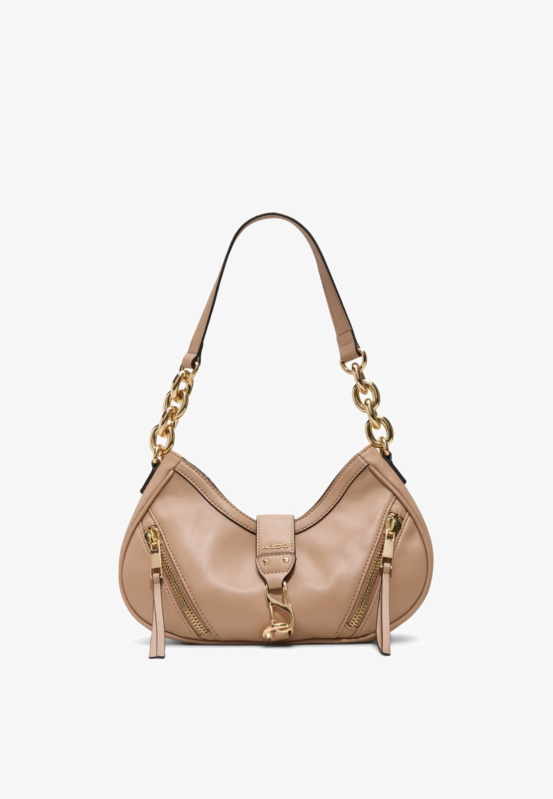 Sac à main en cuir beige avec ferrures dorées, design incurvé, deux poches zippées et bandoulière chaîne. Texture lisse et coutures détaillées.