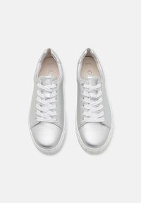 Sølv lærersneakers med en glatt finish, hvite snørebånd, avrundede tær og teksturerte, hvite gummisåler. Sett ovenfra.