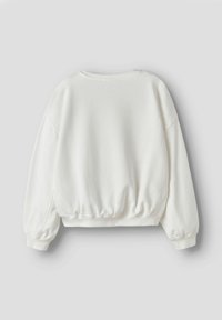 Vit långärmad sweatshirt med ribbade muddar, fåll och halsringning, visad bakifrån mot en enfärgad ljusgrå bakgrund.