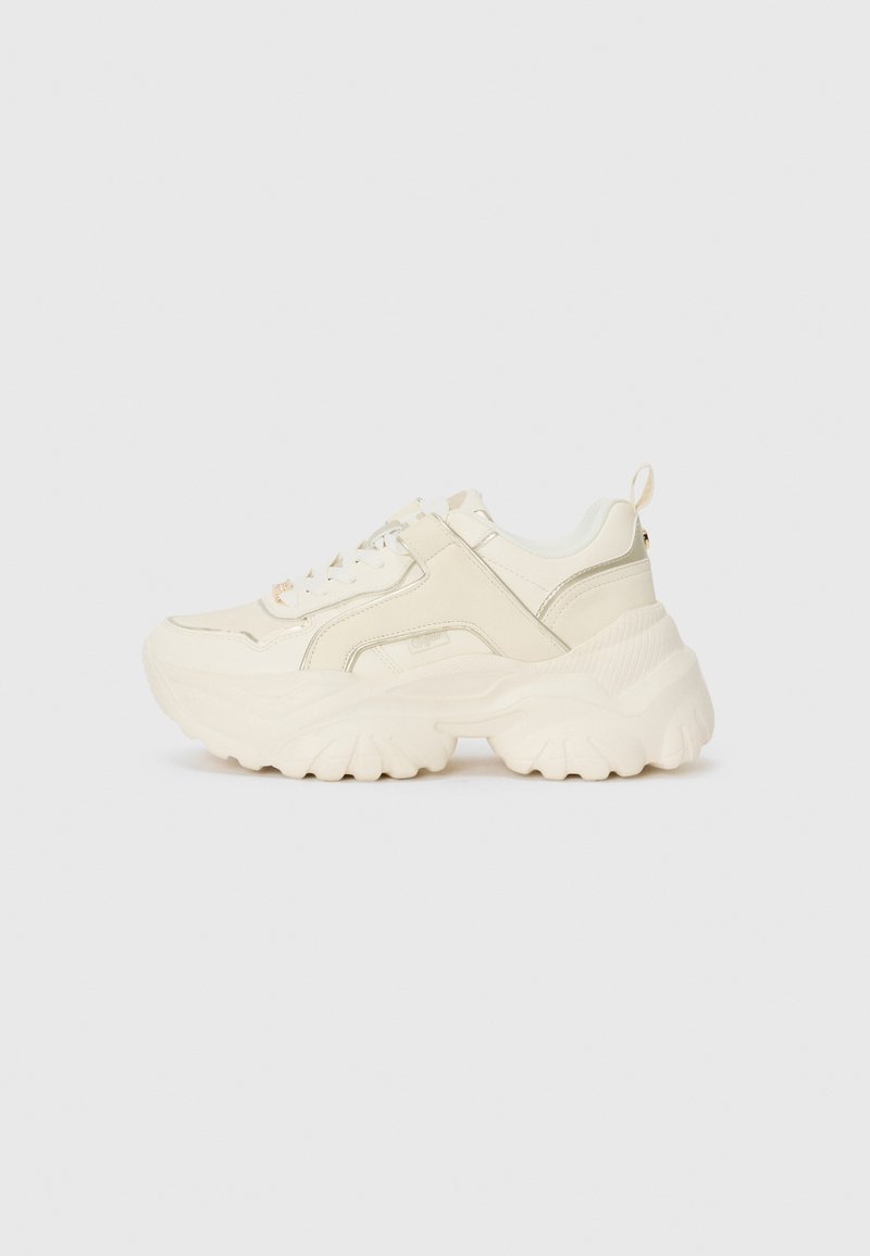Kraftige sneakers i off-white skinn med teksturert panel, tykk gummisåle og snøring foran. Har en løpehank på hælen.