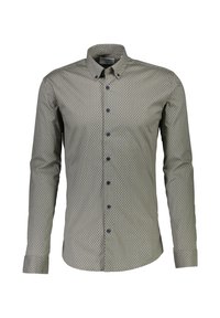 Camisa de botones de manga larga en una tela de gris claro con un patrón geométrico, que presenta botones oscuros y un cuello con solapa.