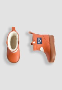 Bottes en caoutchouc orange pour enfants avec doublure en polaire blanche et motif de visage de renard, une botte montrée de dessus, l'autre de côté.