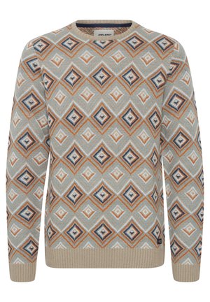 Stickad tröja med ett geometriskt diamantmönster i beige, orange, blått och vitt. Har en rund hals och ribbade mudd och fåll.