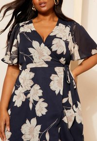 Friends Like These PLUS SIZE FIT - MIX FLUTTER SLEEVE WRAP  - Denní šaty - navy